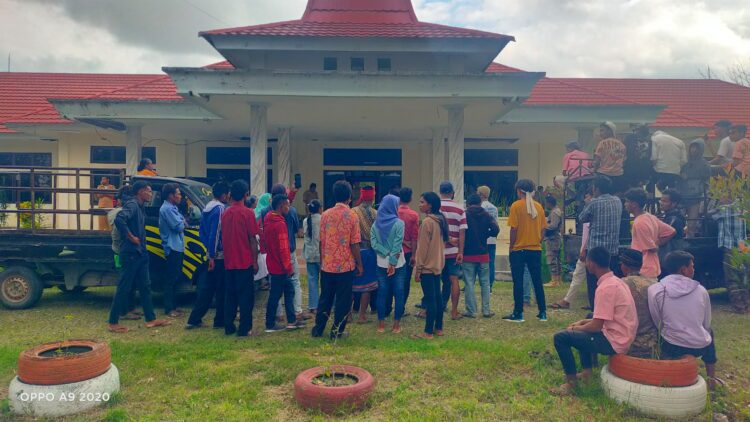 Personel Polsek Katikutana Laksanakan Pengamanan Aksi Demontrasi Damai di Kantor Bupati dan Kantor Inspektorat Kab.Sumba Tengah