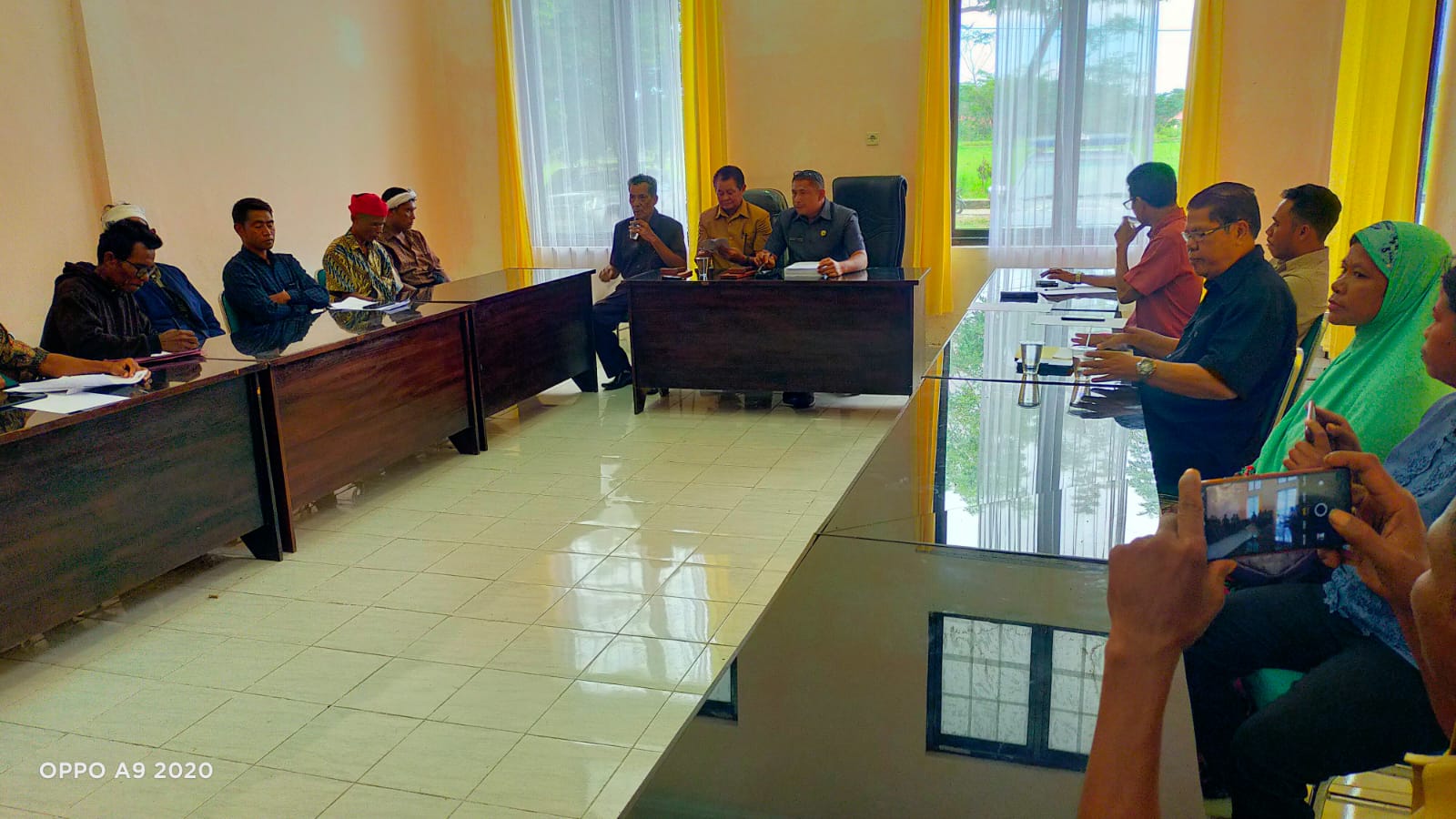 Personel Polsek Katikutana Laksanakan Pengamanan Aksi Demontrasi Damai di Kantor Bupati dan Kantor Inspektorat Kab.Sumba Tengah