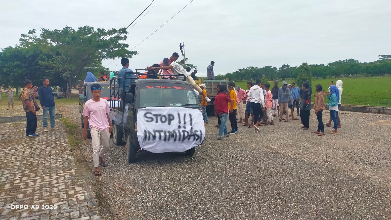 Personel Polsek Katikutana Laksanakan Pengamanan Aksi Demontrasi Damai di Kantor Bupati dan Kantor Inspektorat Kab.Sumba Tengah