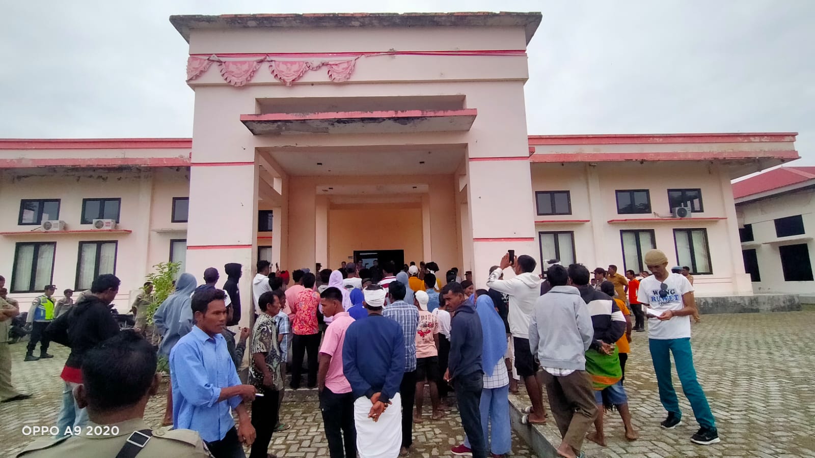 Personel Polsek Katikutana Laksanakan Pengamanan Aksi Demontrasi Damai di Kantor Bupati dan Kantor Inspektorat Kab.Sumba Tengah