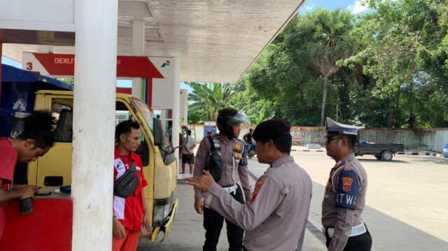 Satlantas Polres Sumba Timur Melaksanakan Patroli di SPBU Seputar Kota Waingapu