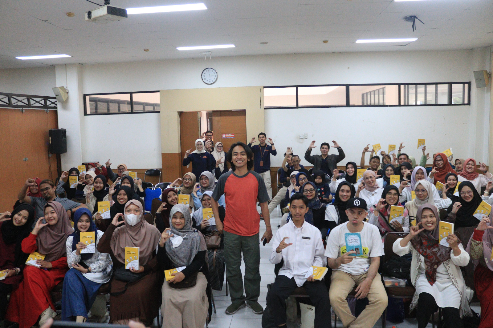 Tingkatkan Minat Baca Masyarakat, Dinas Arsip Daerah Kota Cimahi Gelar “Bedah Buku Dan Bincang Literasi”