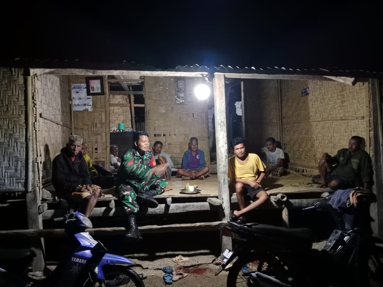 Dalam Komsos Dan Patrolinya Di Malam Hari, Babinsa Tabundung Pastikan Keamanan Warga