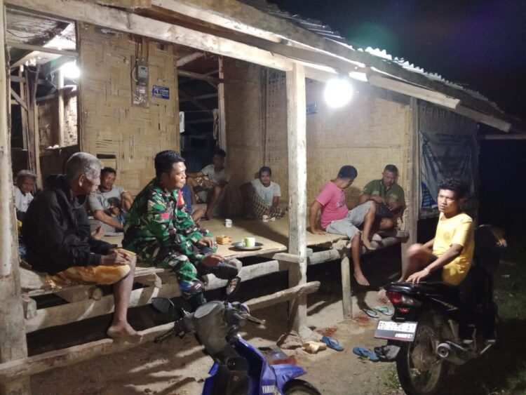 Dalam Komsos Dan Patrolinya Di Malam Hari, Babinsa Tabundung Pastikan Keamanan Warga