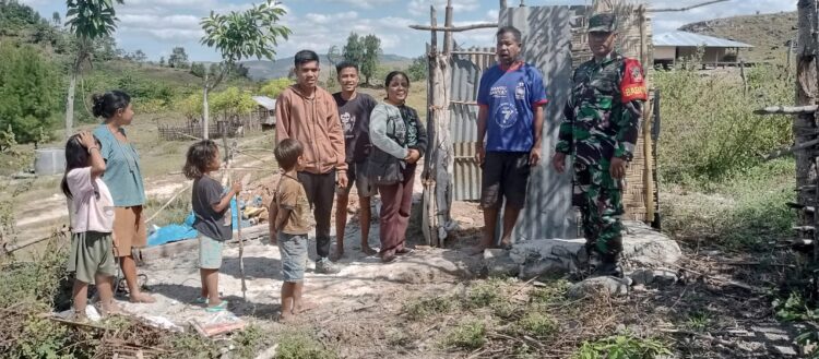 Babinsa Koramil 05/Kota Waingapu Dampingi Tim Kesehatan Monitoring STBM