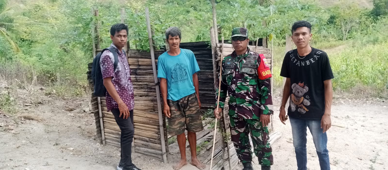 Babinsa Koramil 05/Kota Waingapu Dampingi Tim Kesehatan Monitoring STBM