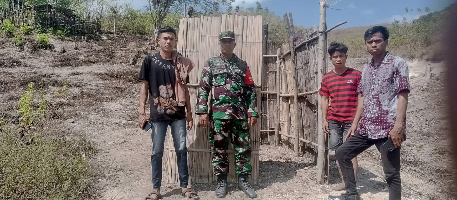 Babinsa Koramil 05/Kota Waingapu Dampingi Tim Kesehatan Monitoring STBM