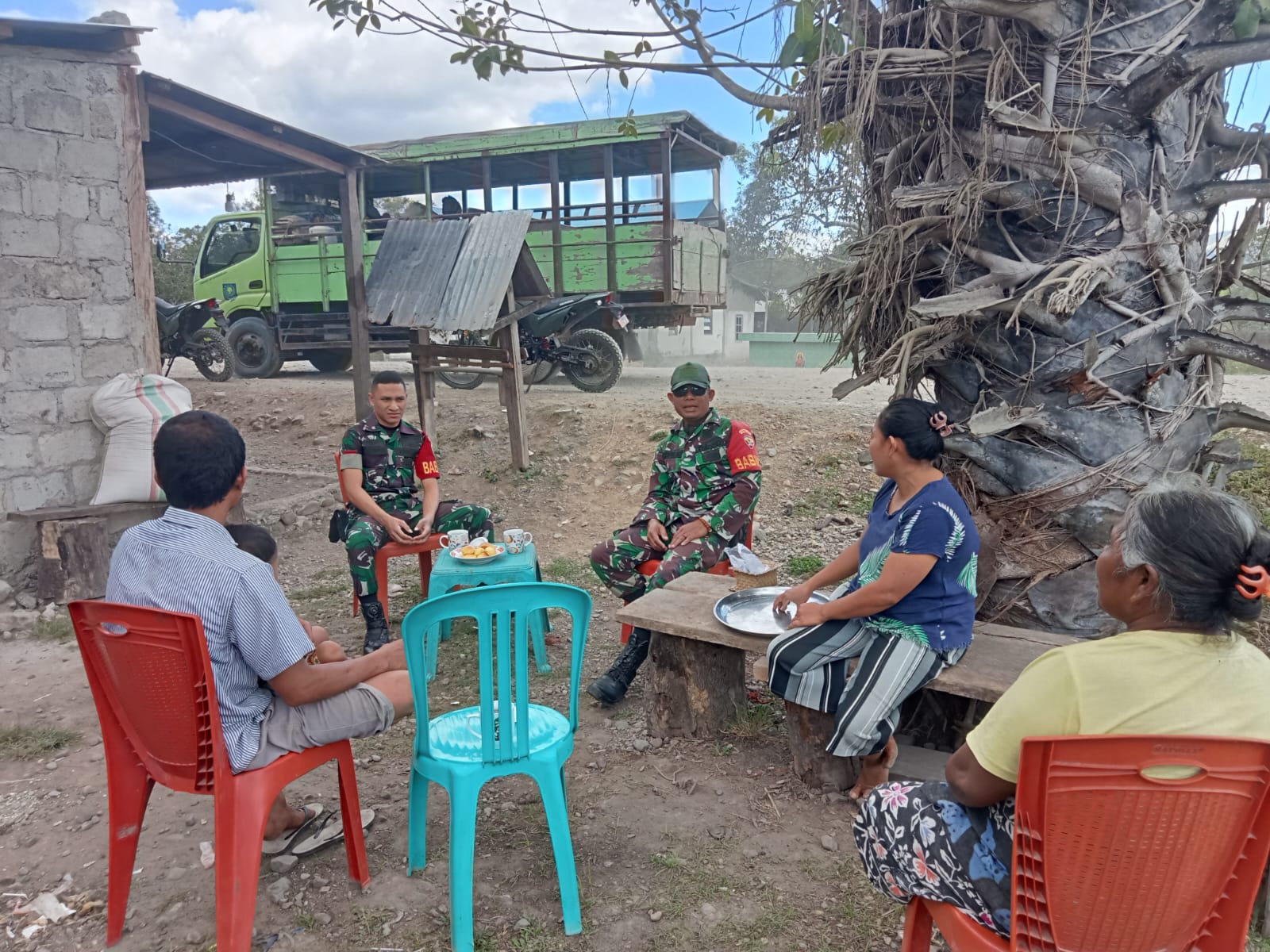 Melalui Komsos, Babinsa Koramil 06/Karera Mengajak Warga Binaan Untuk Memanfaatkan Lahan Kosong