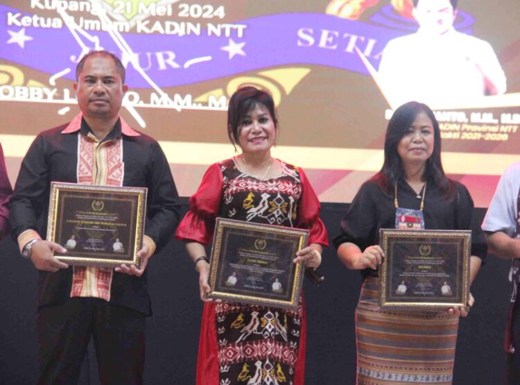 Itje Pah PNS Korem 161/Wira Sakti Bangga Menerima Piagam Penghargaan Dewan Pengurus Kadin Provinsi NTT Tahun 2021 - 2026