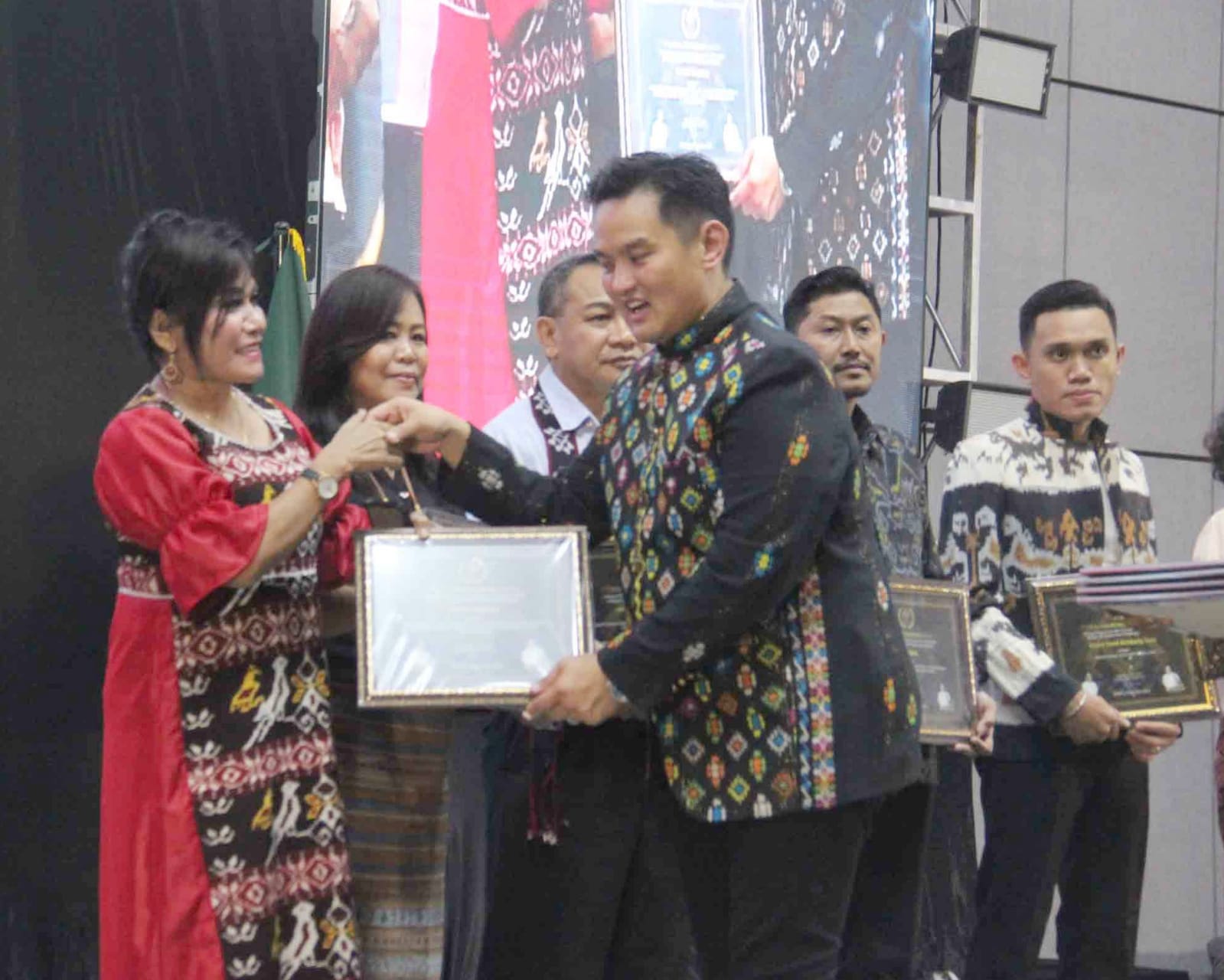 Itje Pah PNS Korem 161/Wira Sakti Bangga Menerima Piagam Penghargaan Dewan Pengurus Kadin Provinsi NTT Tahun 2021 - 2026