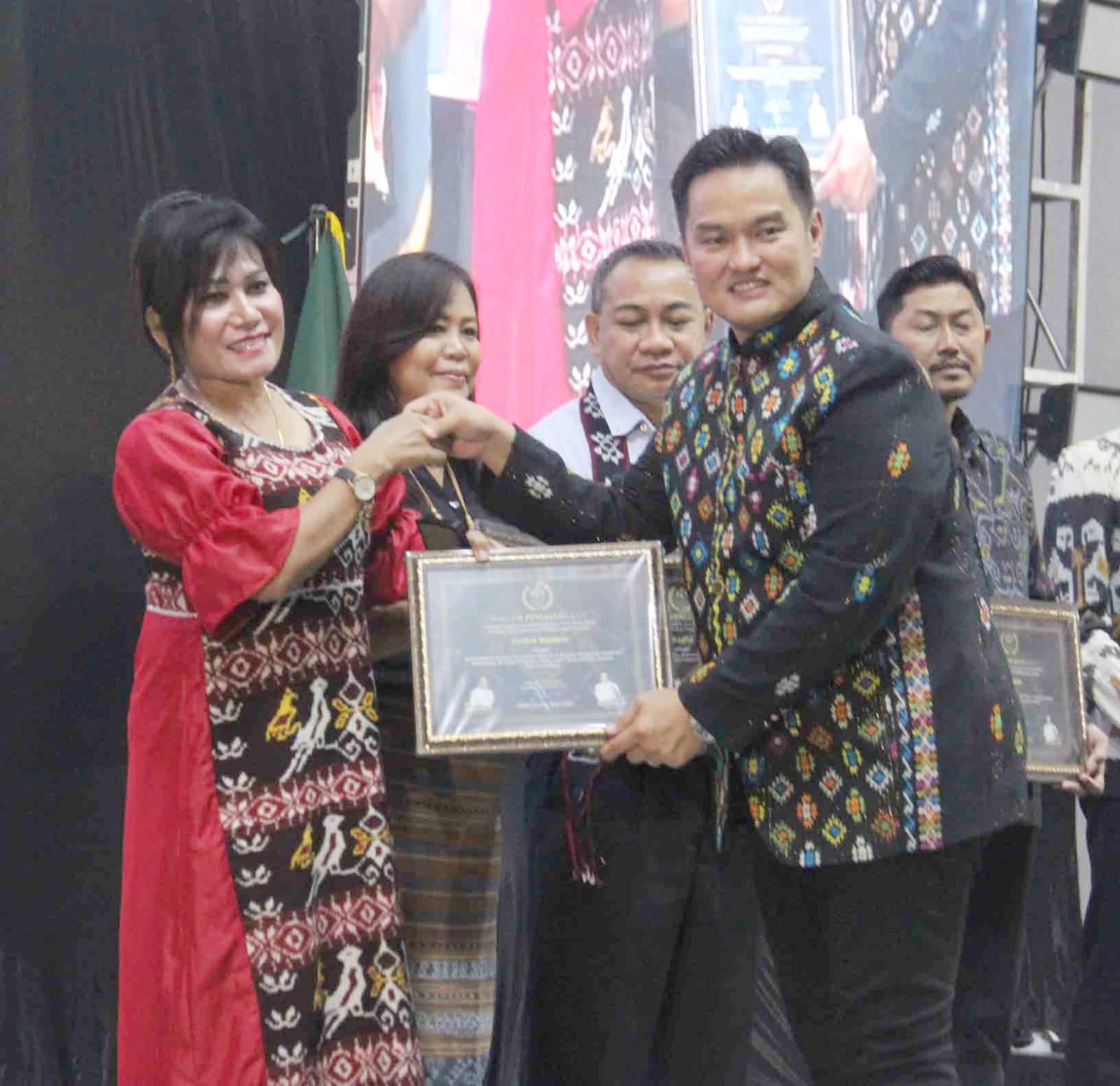 Itje Pah PNS Korem 161/Wira Sakti Bangga Menerima Piagam Penghargaan Dewan Pengurus Kadin Provinsi NTT Tahun 2021 - 2026