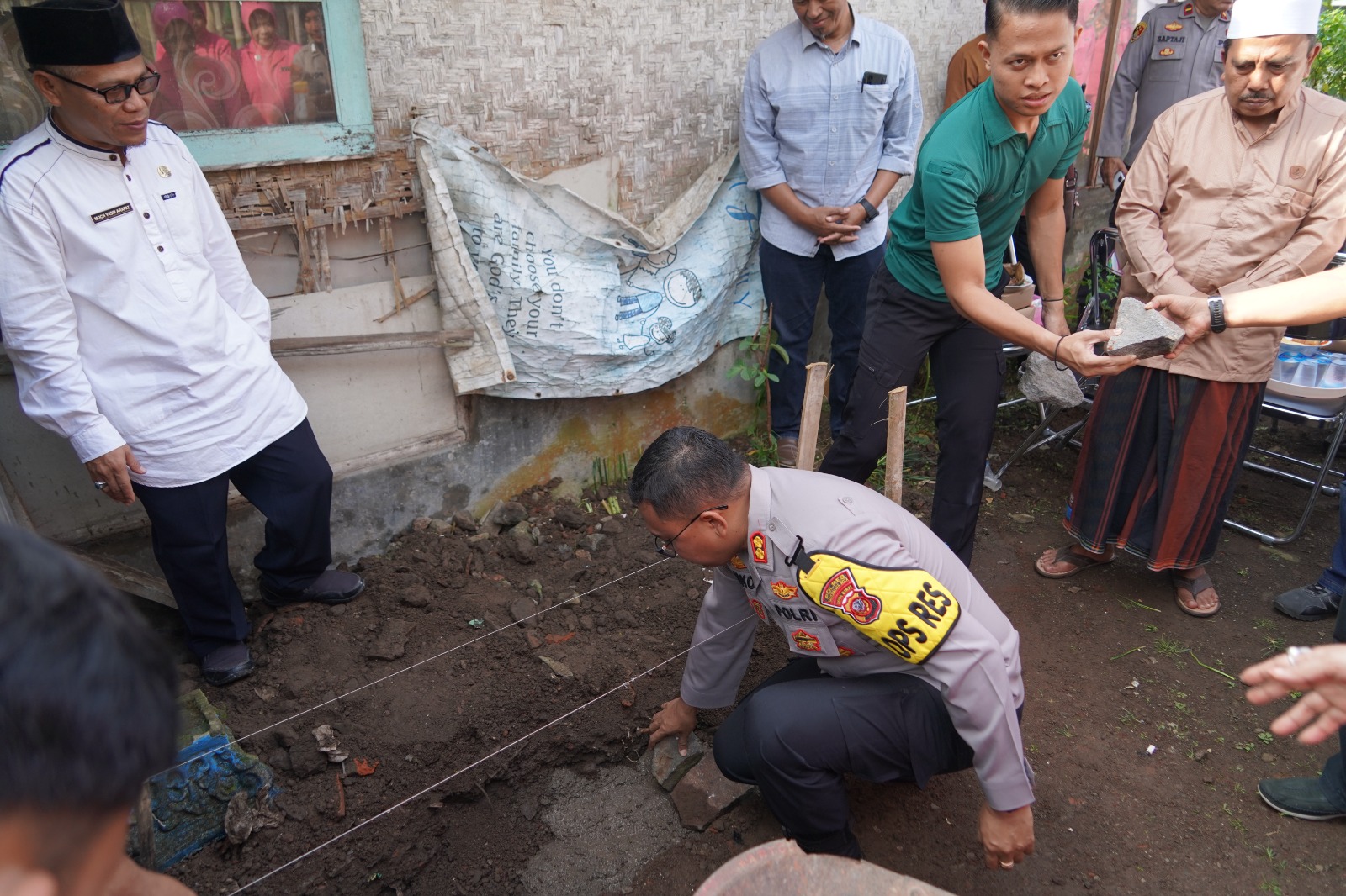 Jelang Hari Bhayangkara ke 78, Polres Tasik Kota Gelar Bedah Rumah Warga Tidak Layak Huni