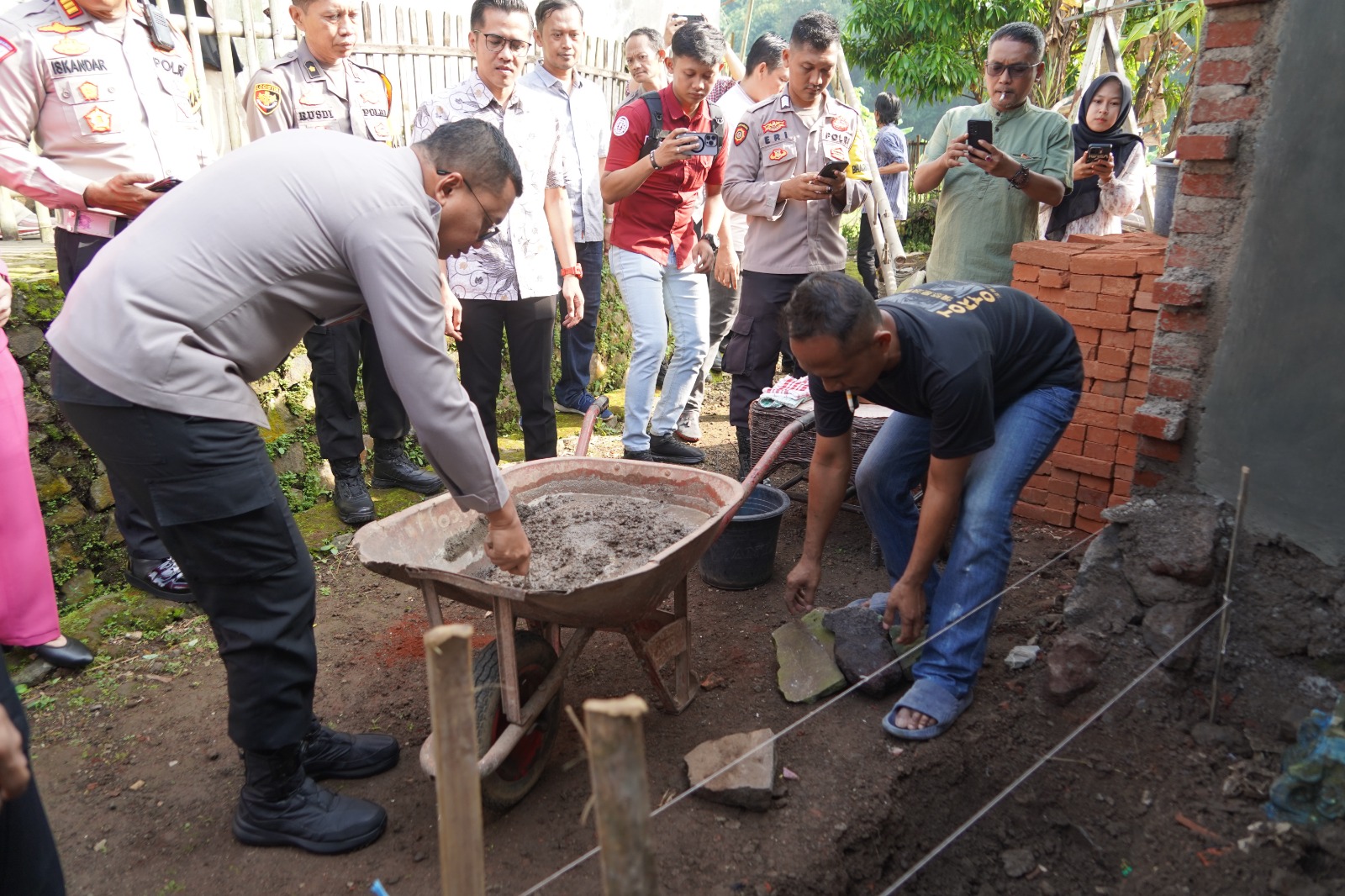 Jelang Hari Bhayangkara ke 78, Polres Tasik Kota Gelar Bedah Rumah Warga Tidak Layak Huni Jelang Hari Bhayangkara ke 78, Polres Tasik Kota Gelar Bedah Rumah Warga Tidak Layak Huni