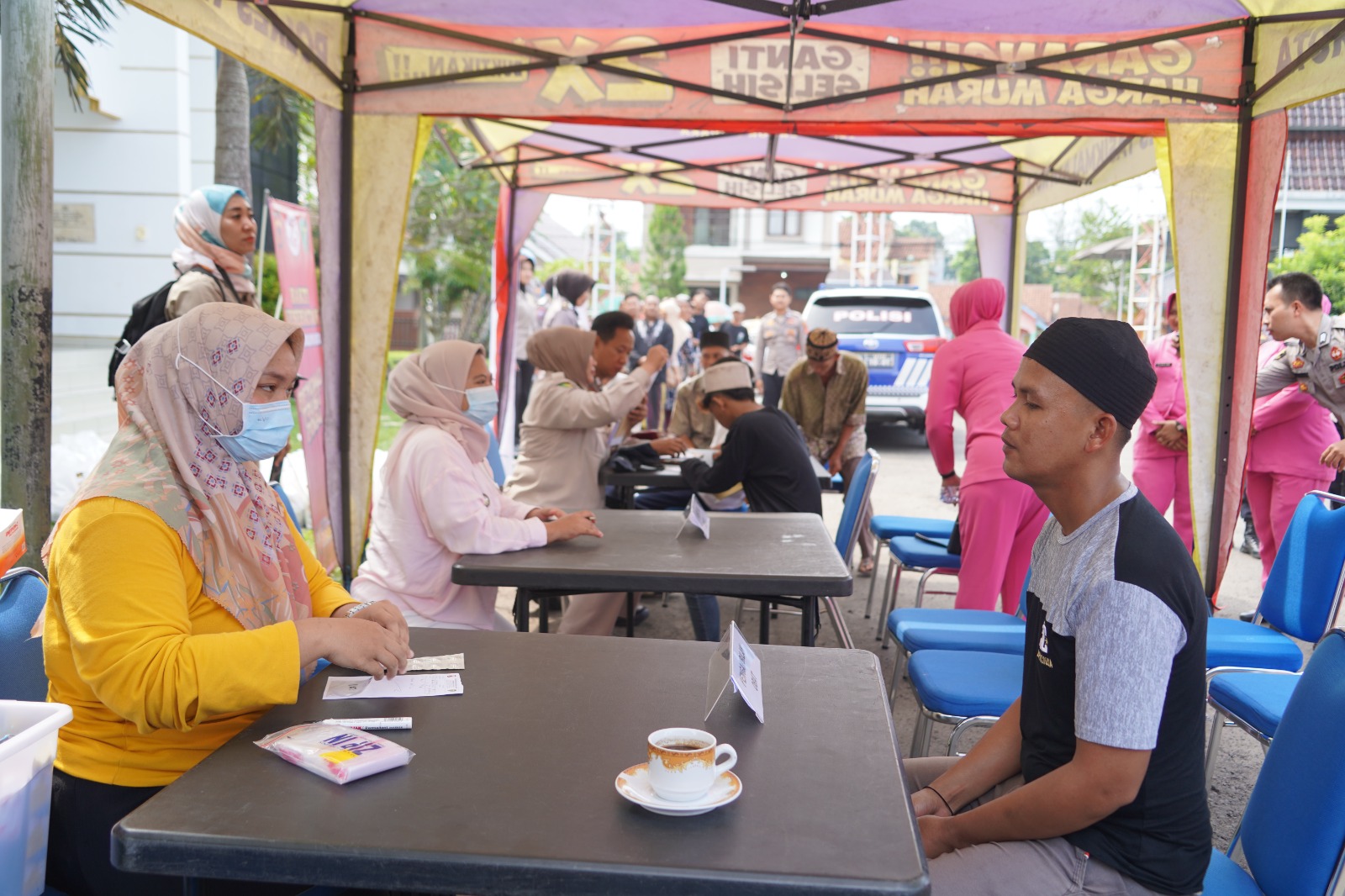 Sambut Hari Bhayangkara, Polres Tasik Kota Bagikan Paket Sembako dan Pemeriksaan Kesehatan Gratis Untuk Warga Sekitar Aspol Bojong