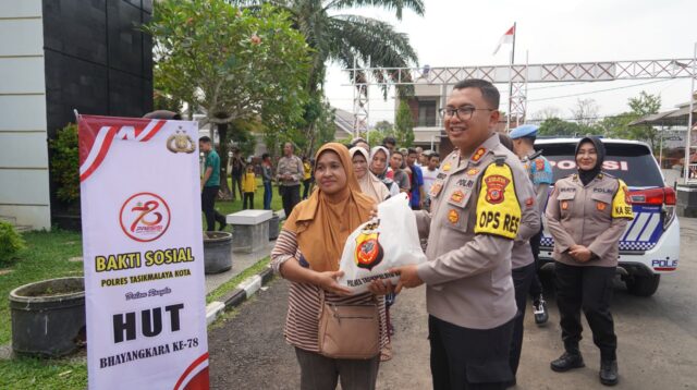 Sambut Hari Bhayangkara, Polres Tasik Kota Bagikan Paket Sembako dan Pemeriksaan Kesehatan Gratis Untuk Warga Sekitar Aspol Bojong