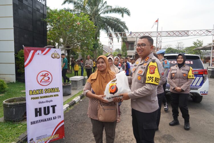 Sambut Hari Bhayangkara, Polres Tasik Kota Bagikan Paket Sembako dan Pemeriksaan Kesehatan Gratis Untuk Warga Sekitar Aspol Bojong