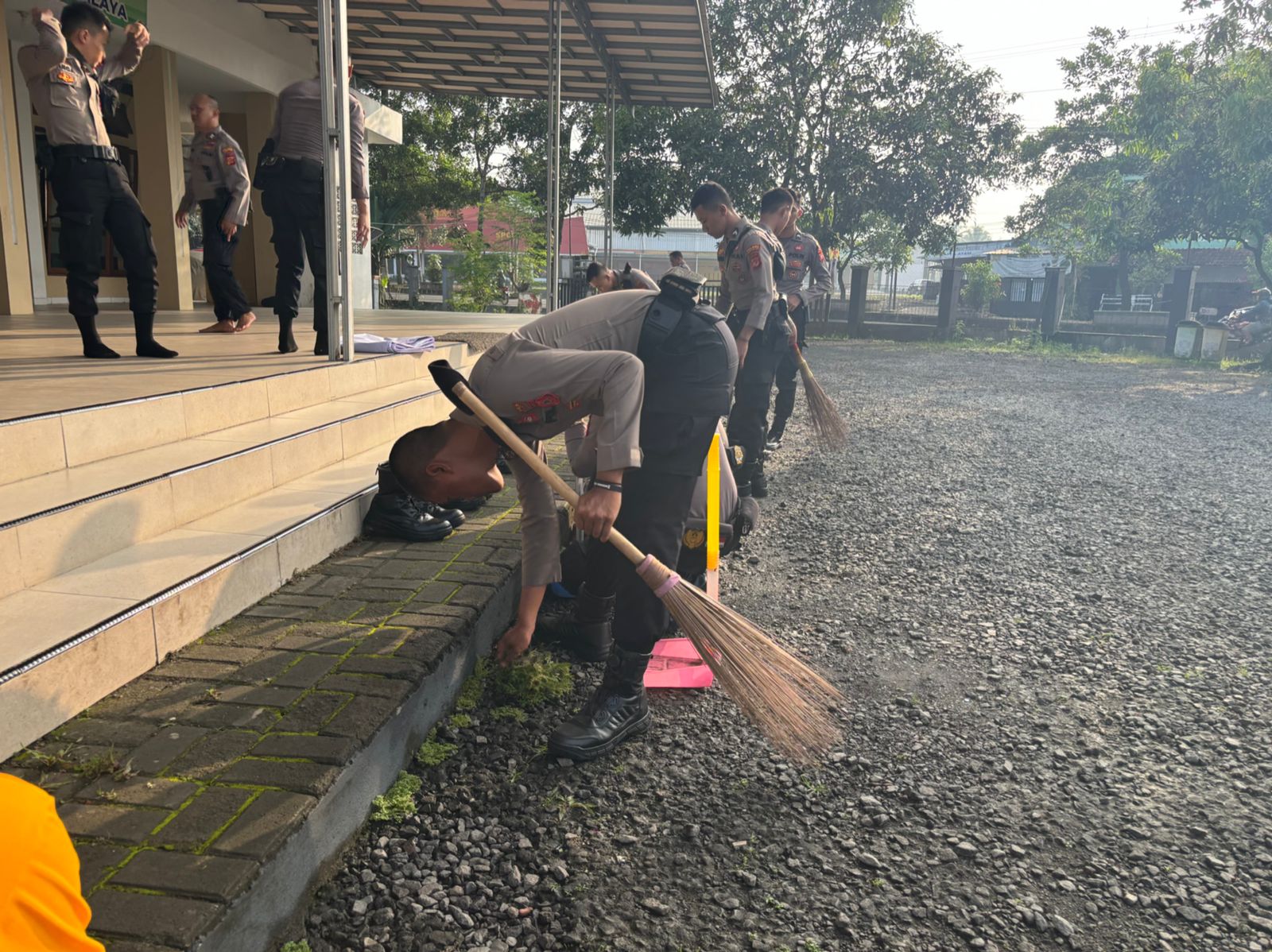 Bakti Religi Polres Tasik Kota, Bersihkan Tempat Ibadah Sambut Hari Bhayangkara ke 78
