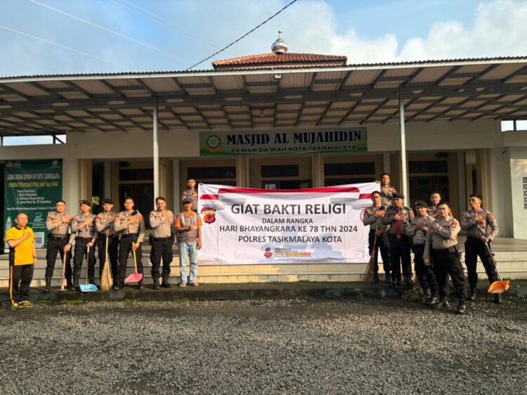 Bakti Religi Polres Tasik Kota, Bersihkan Tempat Ibadah Sambut Hari Bhayangkara ke 78