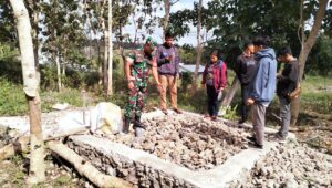 Babinsa Koramil 01/Lewa Mengecek Jamban Yang Tidak Layak Pakai