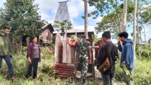 Babinsa Koramil 01/Lewa Mengecek Jamban Yang Tidak Layak Pakai