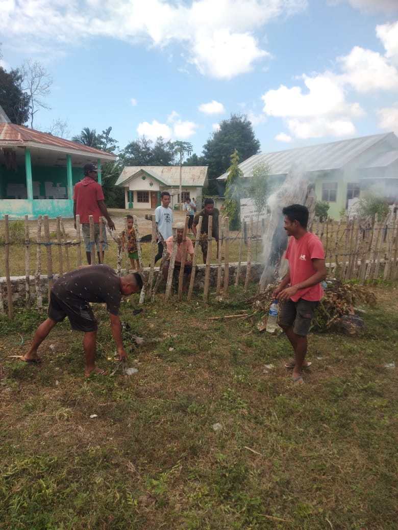 Bersama Masyarakat, Babinsa Koramil 03/Pahunga Lodu Karya Bakti Perbaikan Pagar Kantor Desa