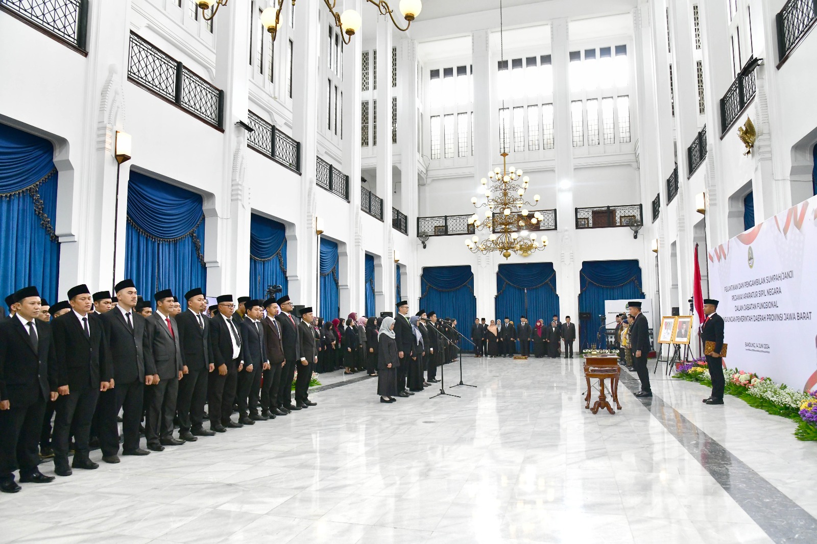 Caption:Pelantikan dan Pengambilan Sumpah Janji PNS dan PPPK dalam Jabatan Fungsional di Aula Barat Gedung Sate, Kota Bandung, Jumat (14/6/2024). (Foto: Yogi Prayoga/Biro Adpim Jabar)
