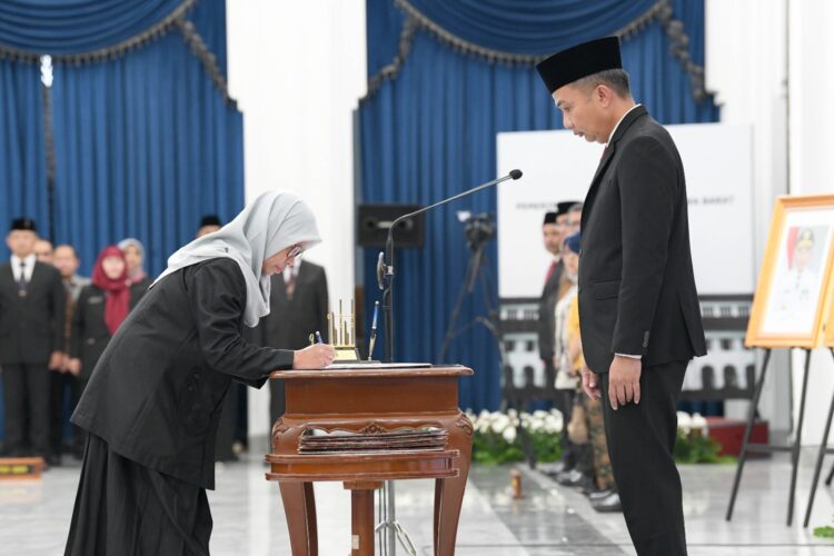 Bey Machmudin Lantik 5.864 Aparatur Sipil Negara di Lingkungan Pemda Provinsi Jabar Bey Machmudin Lantik 5.864 Aparatur Sipil Negara di Lingkungan Pemda Provinsi Jabar