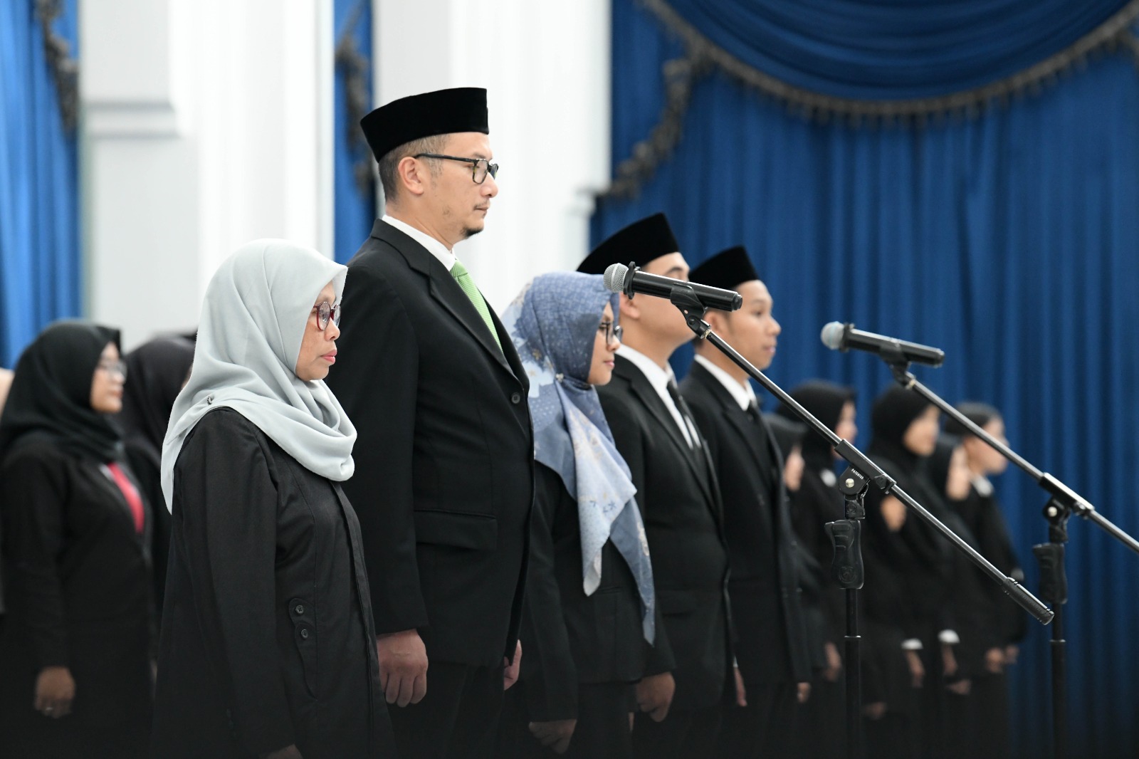Caption:Pelantikan dan Pengambilan Sumpah Janji PNS dan PPPK dalam Jabatan Fungsional di Aula Barat Gedung Sate, Kota Bandung, Jumat (14/6/2024). (Foto: Yogi Prayoga/Biro Adpim Jabar)