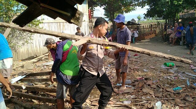 Meriahkan HUT Bhayangkara Ke-78 Kapolres Bima AKBP Eko S.I.K.,M.IK., Bedah Rumah Warga di Desa Roi