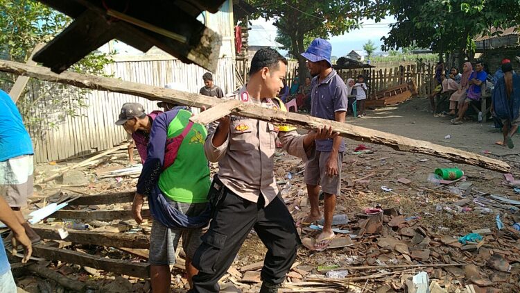 Meriahkan HUT Bhayangkara Ke-78 Kapolres Bima AKBP Eko S.I.K.,M.IK., Bedah Rumah Warga di Desa Roi