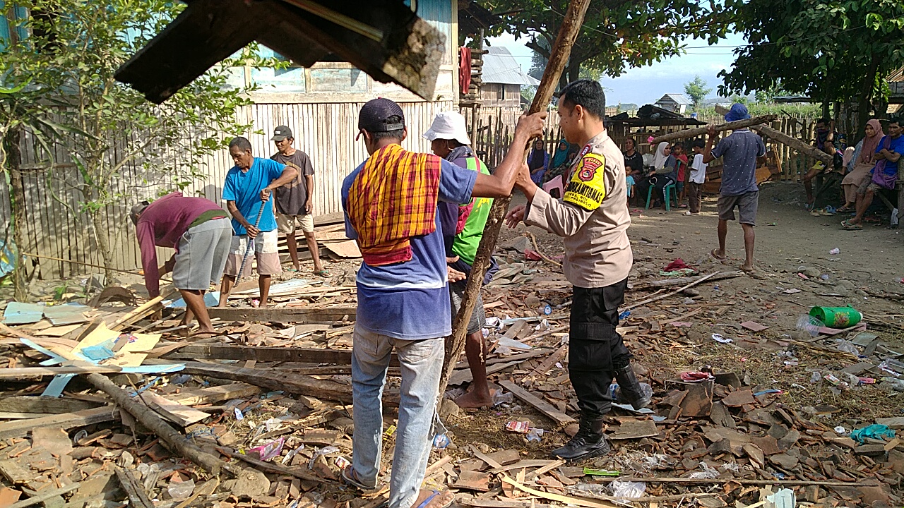 Meriahkan HUT Bhayangkara Ke-78 Kapolres Bima AKBP Eko S.I.K.,M.IK., Bedah Rumah Warga di Desa Roi