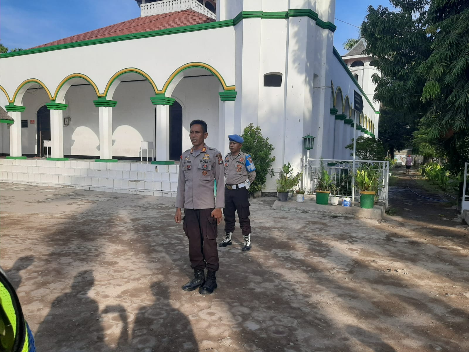 Sambut HUT Bhayangkara Ke 78, Polsek Rasanae Barat Bersihkan Mesjid Sultan Salahuddin Kota Bima
