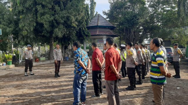 Sambut HUT Bhayangkara Ke 78, Polsek Rasanae Barat Bersihkan Mesjid Sultan Salahuddin Kota Bima