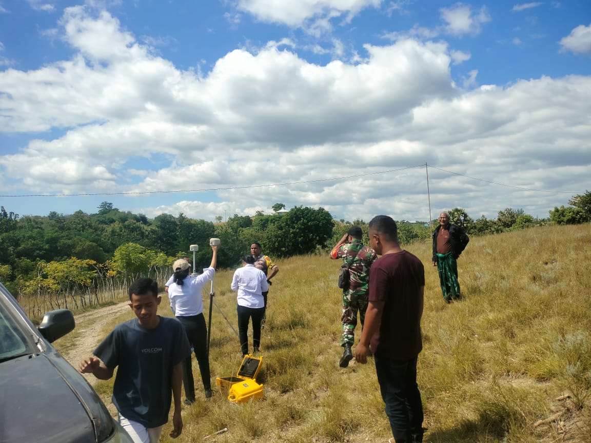 Babinsa Dan Bhabinkamtibmas Dampingi Pengukuran Tanah di Desa Binaan