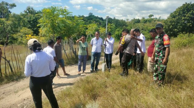 Babinsa Dan Bhabinkamtibmas Dampingi Pengukuran Tanah di Desa Binaan