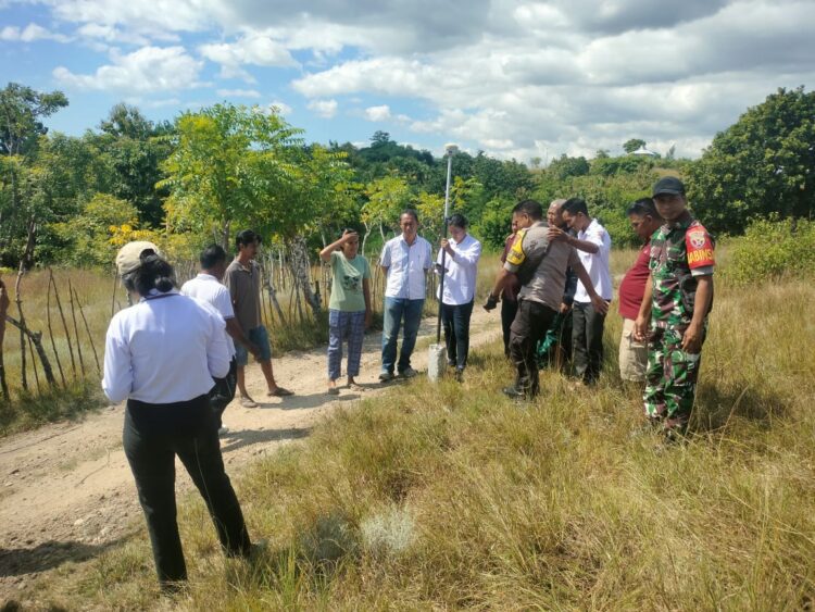 Babinsa Dan Bhabinkamtibmas Dampingi Pengukuran Tanah di Desa Binaan