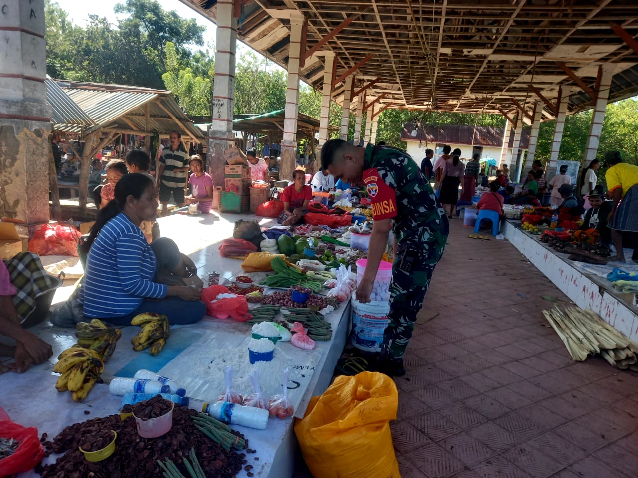 Pantau Situasi Pasar Mingguan, Babinsa Koramil 06/Karera Komsos Dengan Pedagang