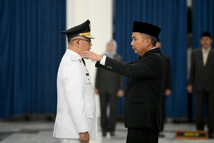 Bey Machmudin Lantik Ade Zakir Hasim sebagai Penjabat Bupati Bandung Barat