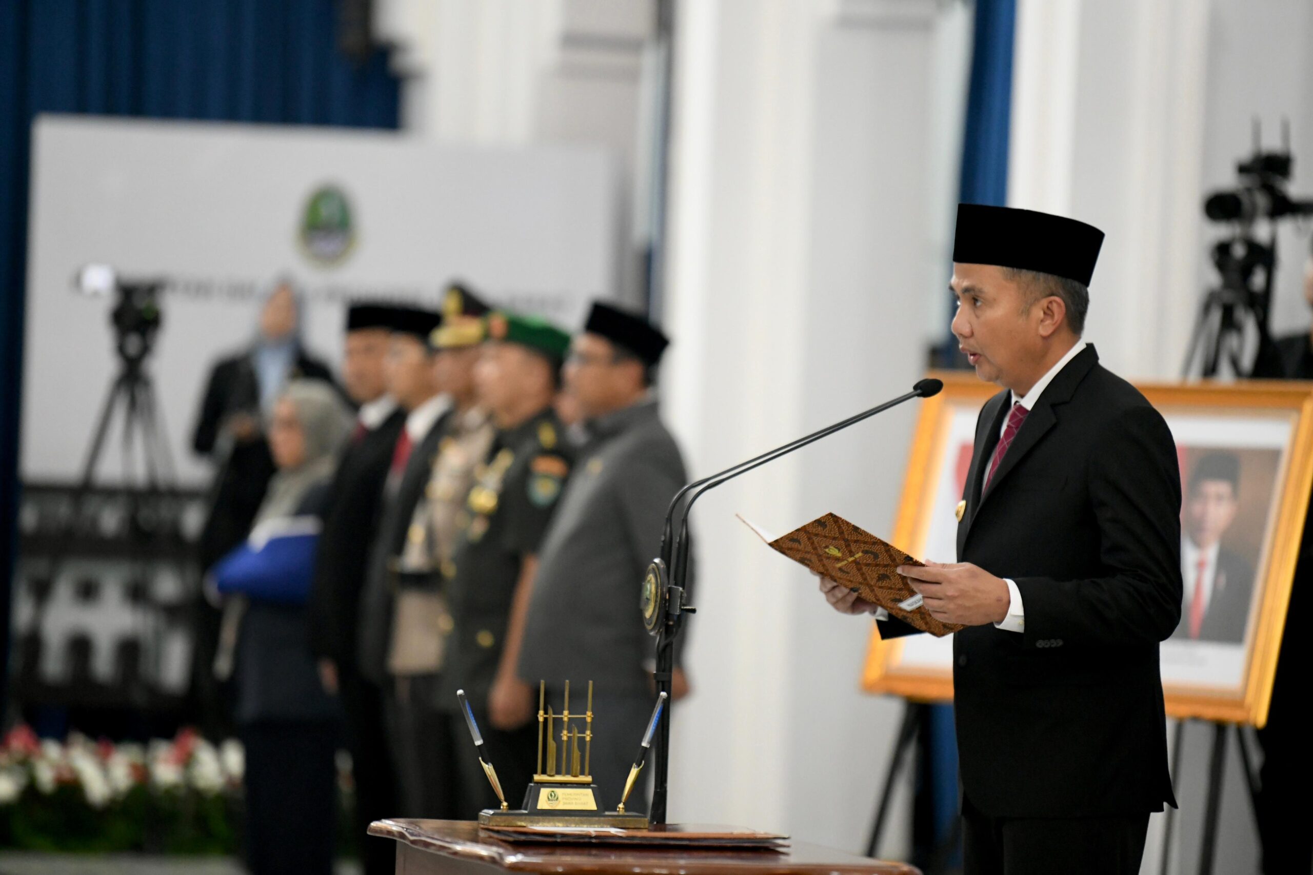 Bey Machmudin Lantik Ade Zakir Hasim sebagai Penjabat Bupati Bandung Barat