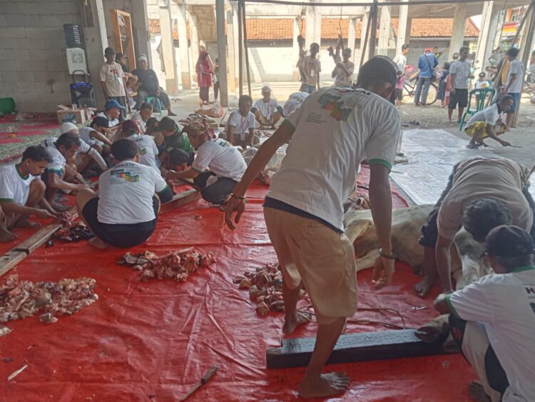 Panitia Hewan Qurban Mesjid Jamie Al-Hidayah Karawang Siap Salurkan 600 Kantong Daging Kurban