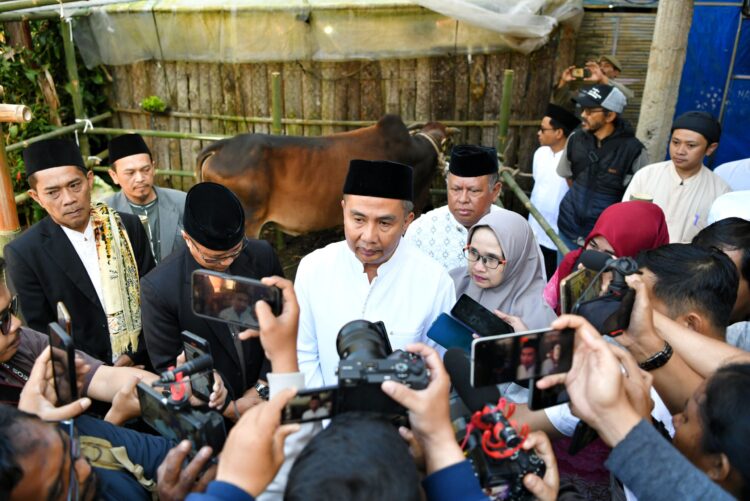 Bey Machmudin Salat Idul Adha di Kampung Babakan Ampera Bey Machmudin Salat Idul Adha di Kampung Babakan Ampera