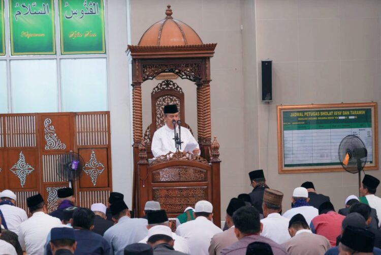 Pj Bupati Muara Enim Shalat Idul Adha Bersama Masyarakat, Sekaligus Tinjau Penyembelihan Kurban