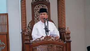 Pj Bupati Muara Enim Shalat Idul Adha Bersama Masyarakat, Sekaligus Tinjau Penyembelihan Kurban