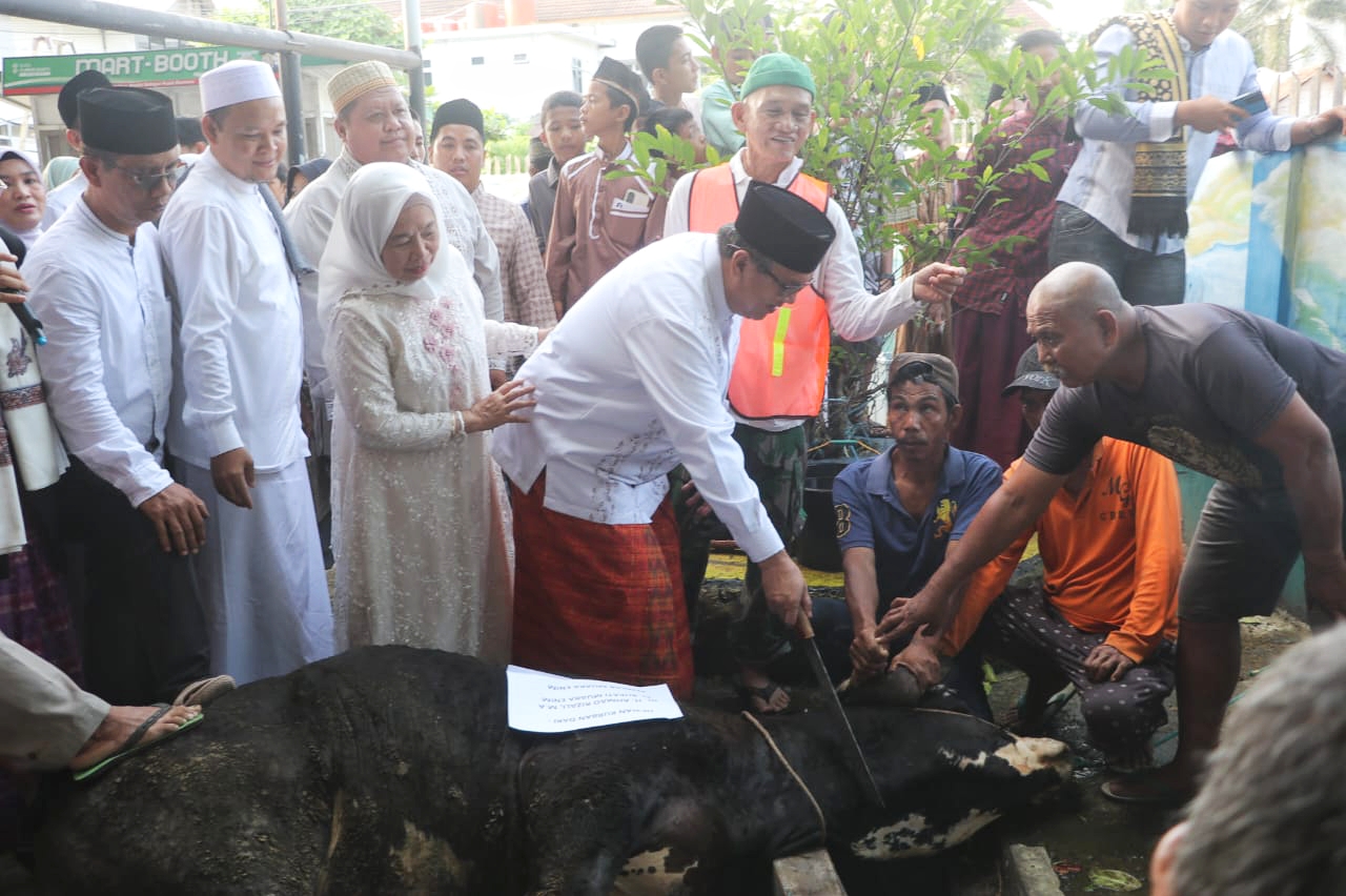 Pj Bupati Muara Enim Shalat Idul Adha Bersama Masyarakat, Sekaligus Tinjau Penyembelihan Kurban