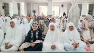 Pj Bupati Muara Enim Shalat Idul Adha Bersama Masyarakat, Sekaligus Tinjau Penyembelihan Kurban