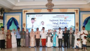 Pj Bupati Muara Enim Shalat Idul Adha Bersama Masyarakat, Sekaligus Tinjau Penyembelihan Kurban