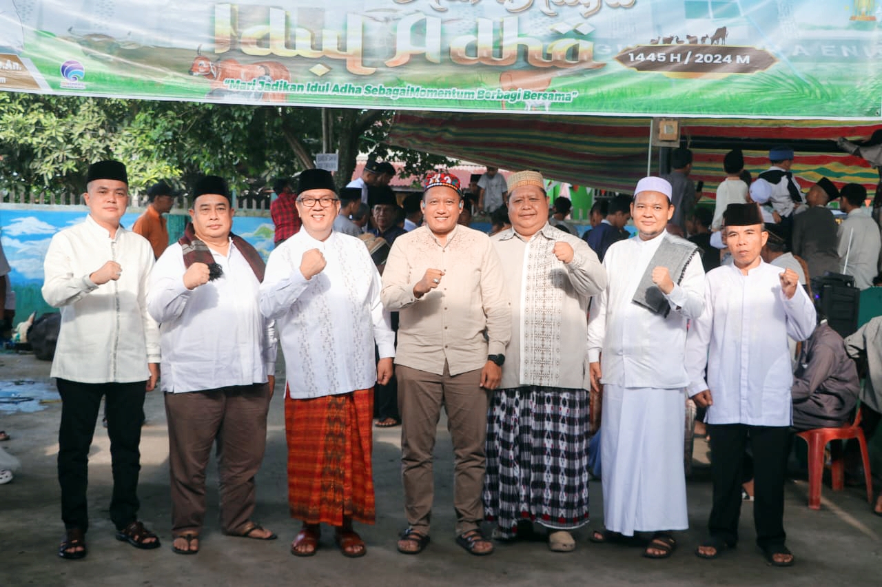 Pj Bupati Muara Enim Shalat Idul Adha Bersama Masyarakat, Sekaligus Tinjau Penyembelihan Kurban