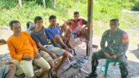 Babinsa Lewa Laksanakan Komsos Bersama Warga Masyarakat Di Desa Binaannya