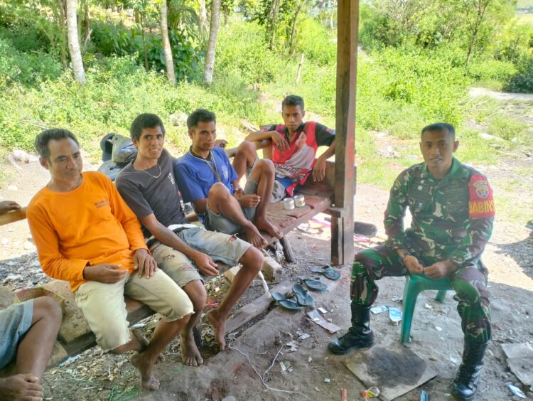 Babinsa Lewa Laksanakan Komsos Bersama Warga Masyarakat Di Desa Binaannya