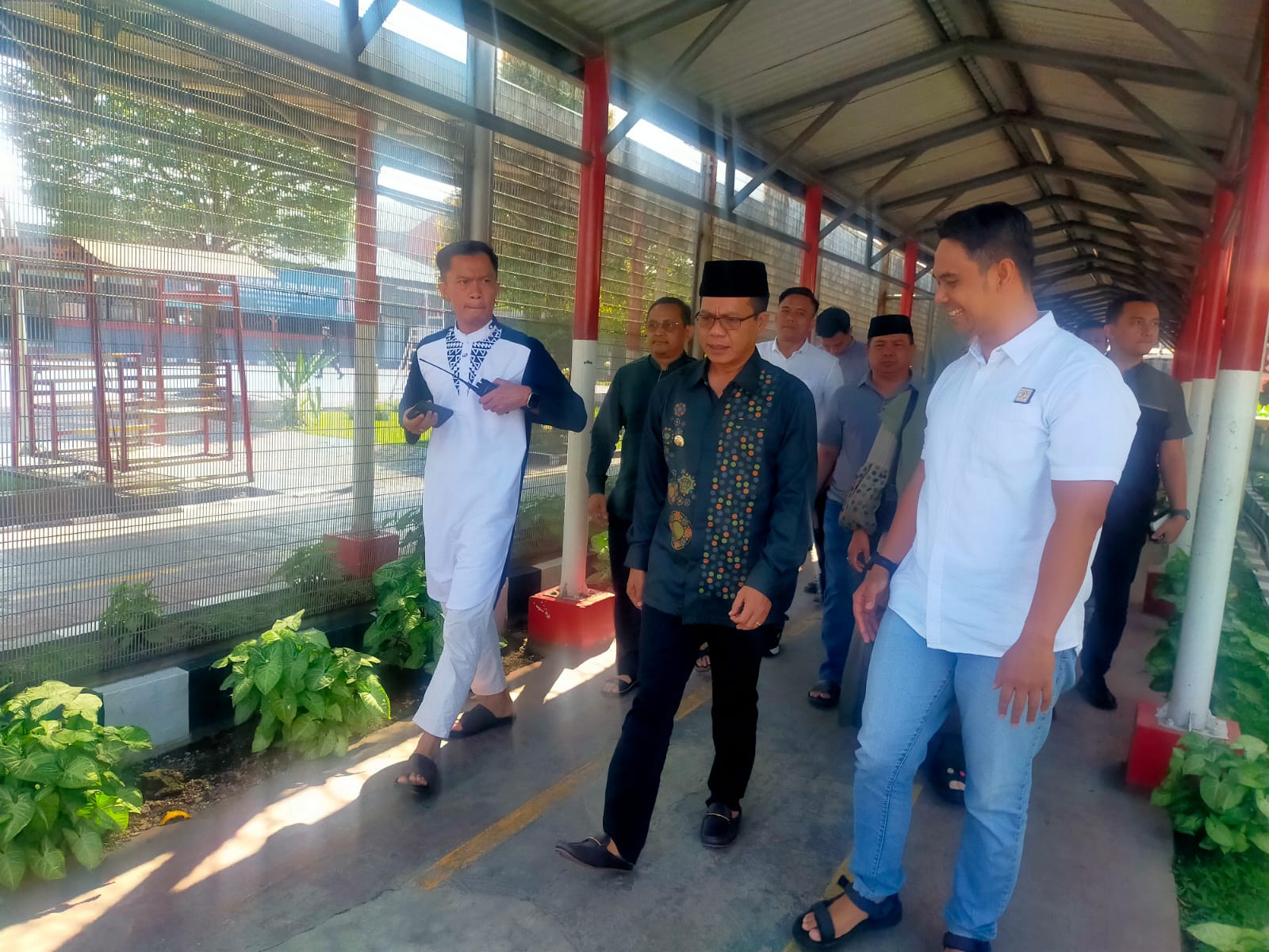 Bupati Bandung Bagikan Ratusan Paket Daging Kurban dan Sumbangkan Hewan Kurban